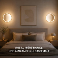 Applique murale chambre anneau lumineux allumé autour d'une tête de lit