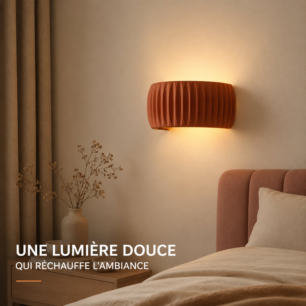 Applique murale chambre cannelée colorée allumée dans une chambre chaleureuse