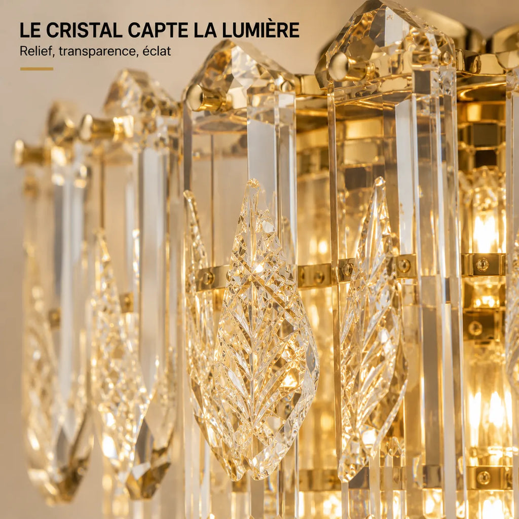 Gros plan sur le cristal de l'applique murale dorée Art déco
