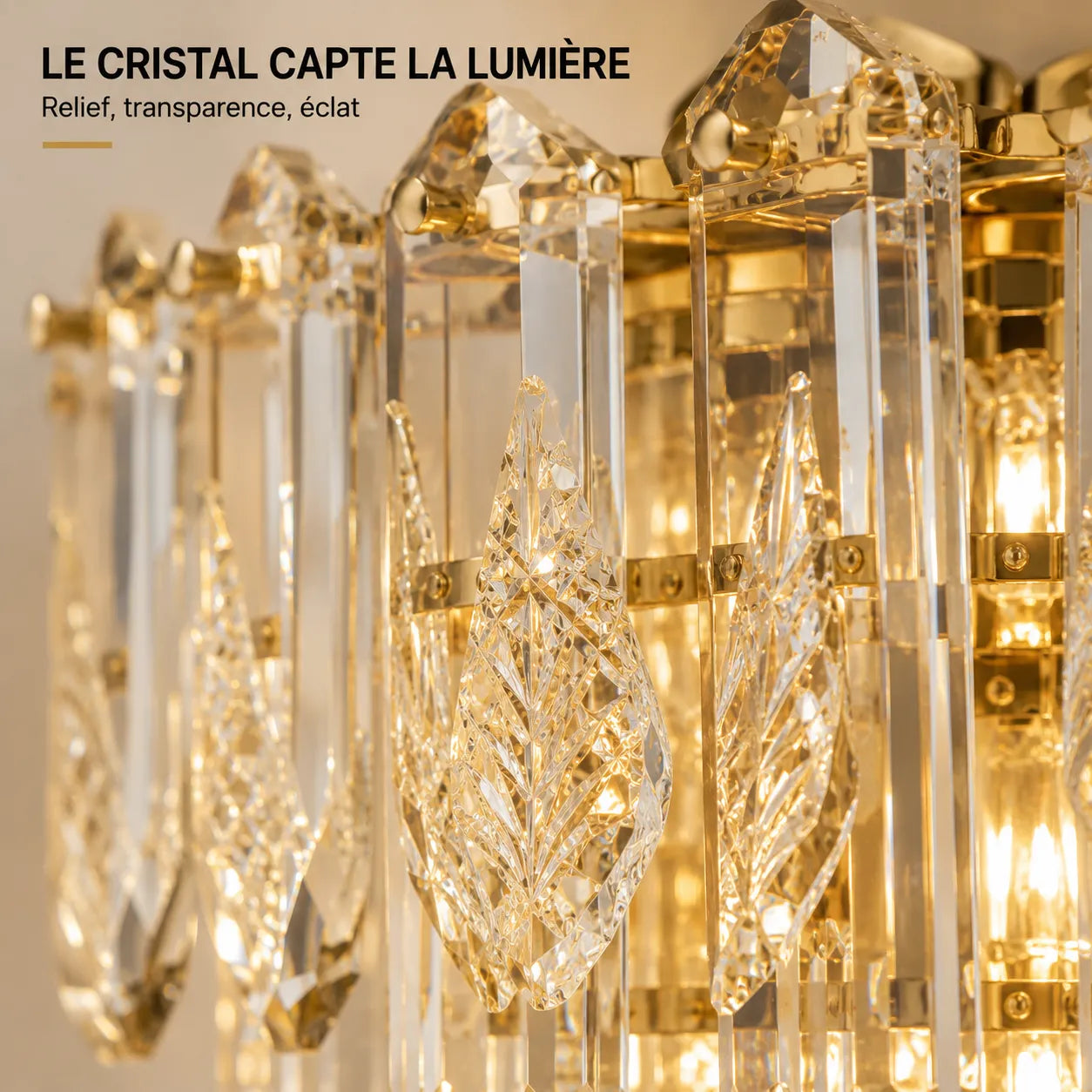 Gros plan sur le cristal de l'applique murale dorée Art déco
