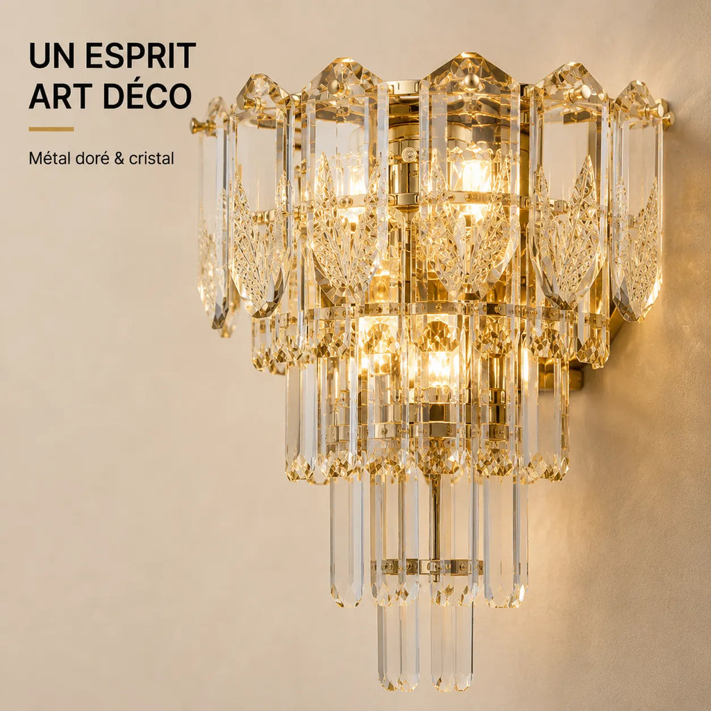 Détail du métal doré et du cristal de l'applique murale Art déco