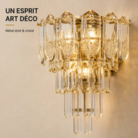Détail du métal doré et du cristal de l'applique murale Art déco