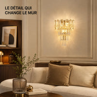 Applique murale dorée en cristal Art déco installée dans un salon