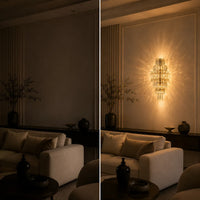 Avant et après installation d'une applique murale dorée en cristal dans un salon
