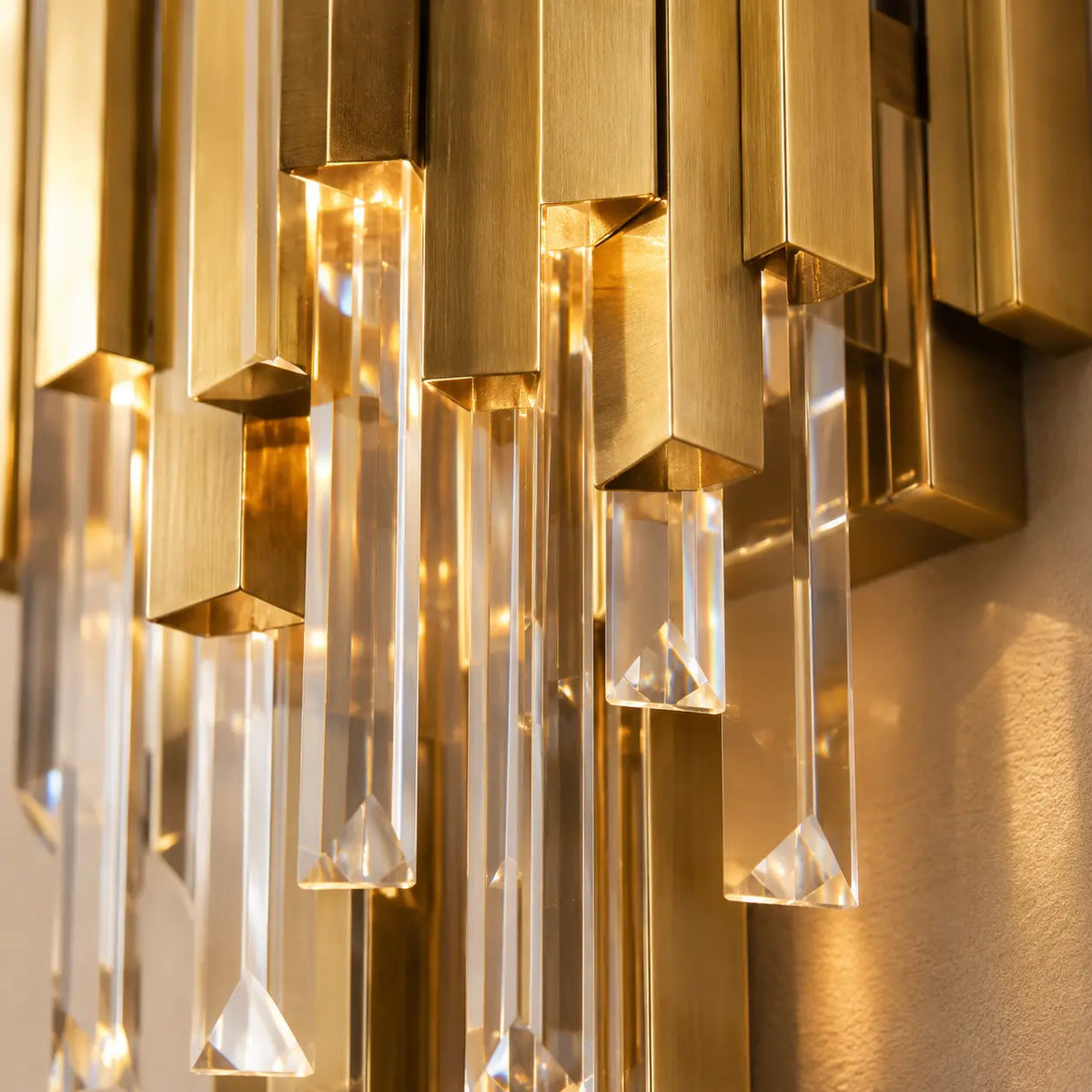 Gros plan sur le cristal et le métal doré de l'applique murale
