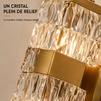 Gros plan sur le cristal facetté de l'applique murale dorée

