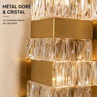 Détail du métal doré et du cristal facetté de l'applique murale
