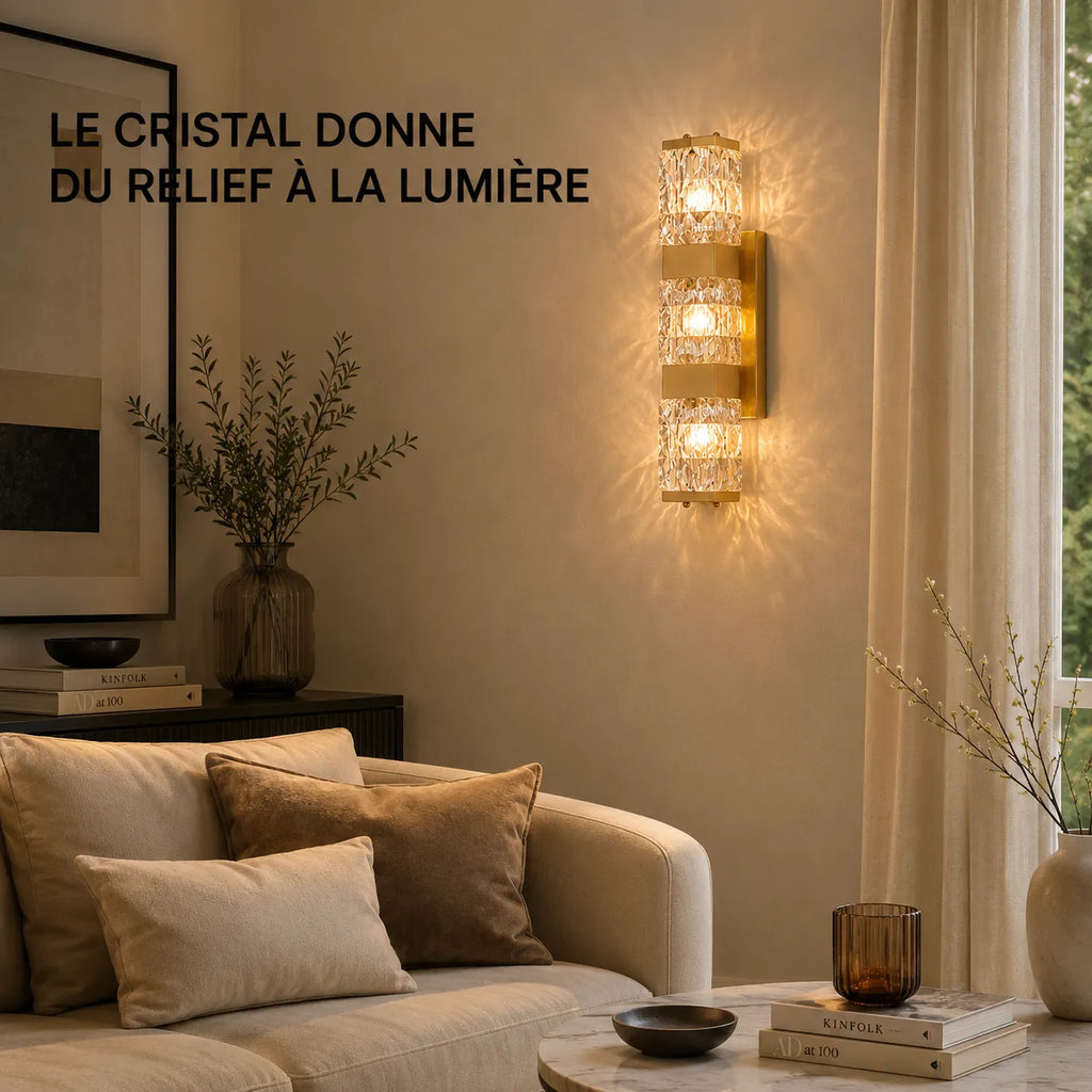 Applique murale dorée en cristal facetté installée dans un salon
