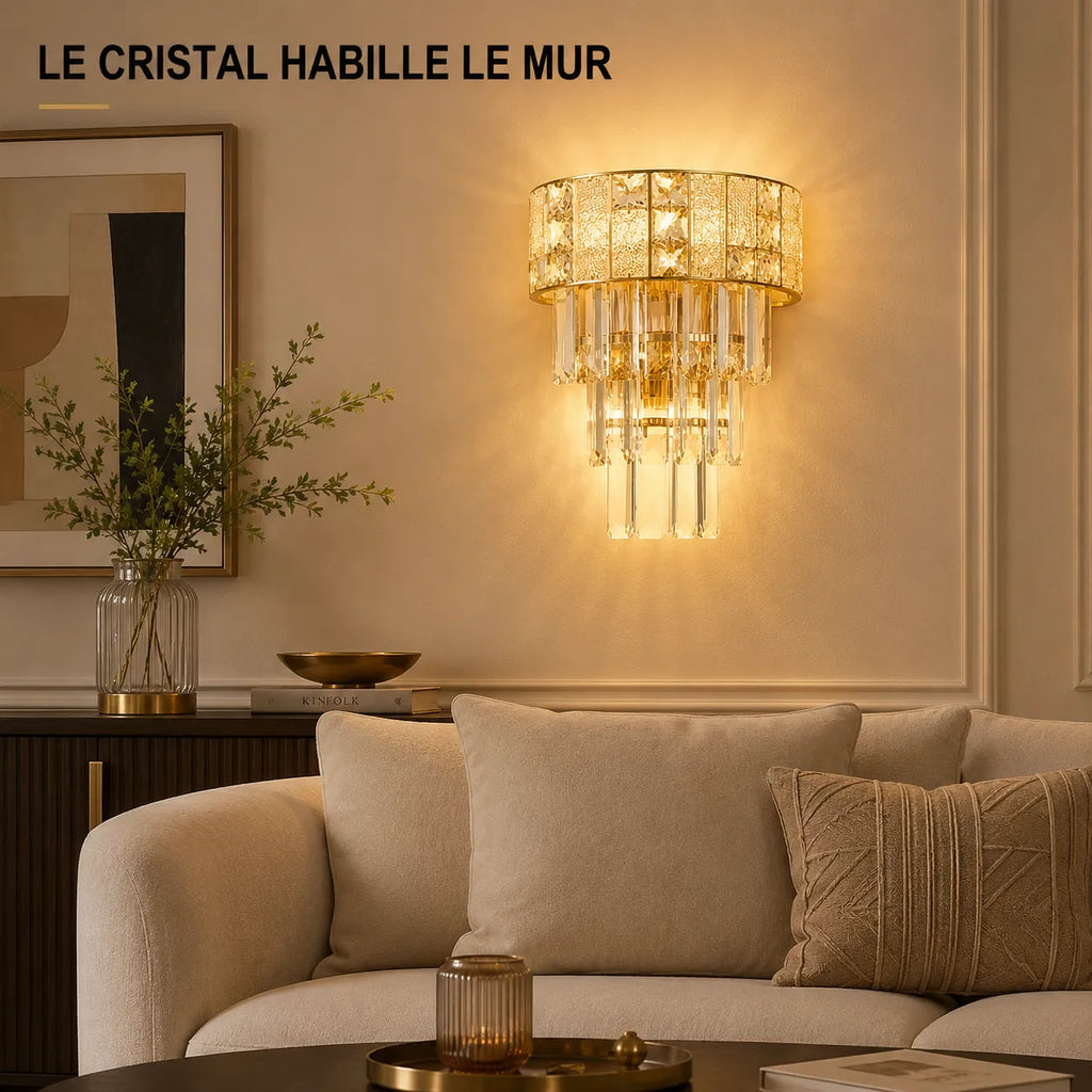Applique murale dorée en cristal à franges installée dans un salon
