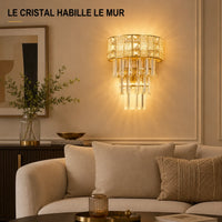 Applique murale dorée en cristal à franges installée dans un salon
