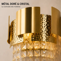 Détail du métal doré et du cristal de l'applique murale géométrique
