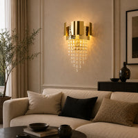 Applique murale dorée géométrique en cristal installée dans un salon
