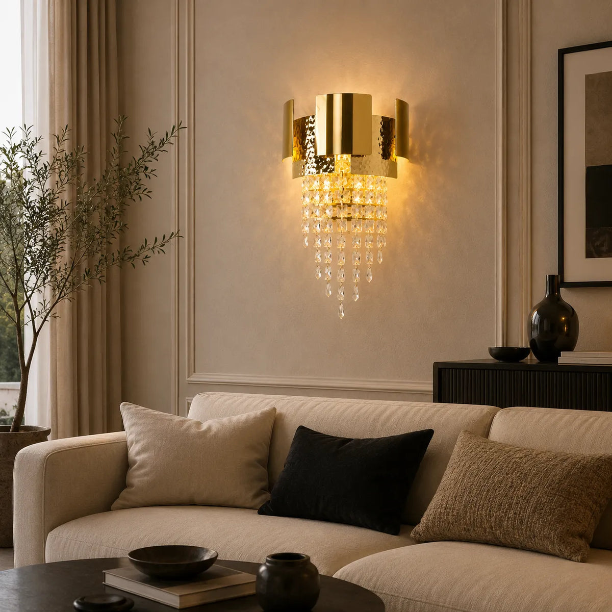 Applique murale dorée géométrique en cristal installée dans un salon
