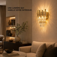 Applique murale dorée en cristal à pampilles installée dans un intérieur élégant
