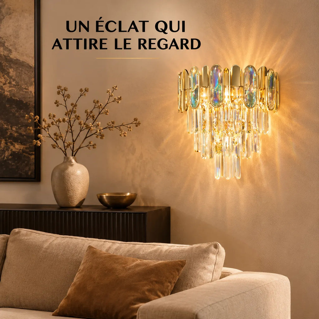 Applique murale dorée en cristal installée dans un salon contemporain
