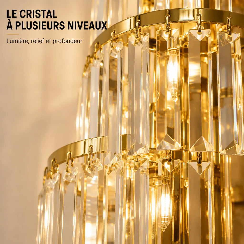 Gros plan sur les différents niveaux de cristal de l'applique murale dorée
