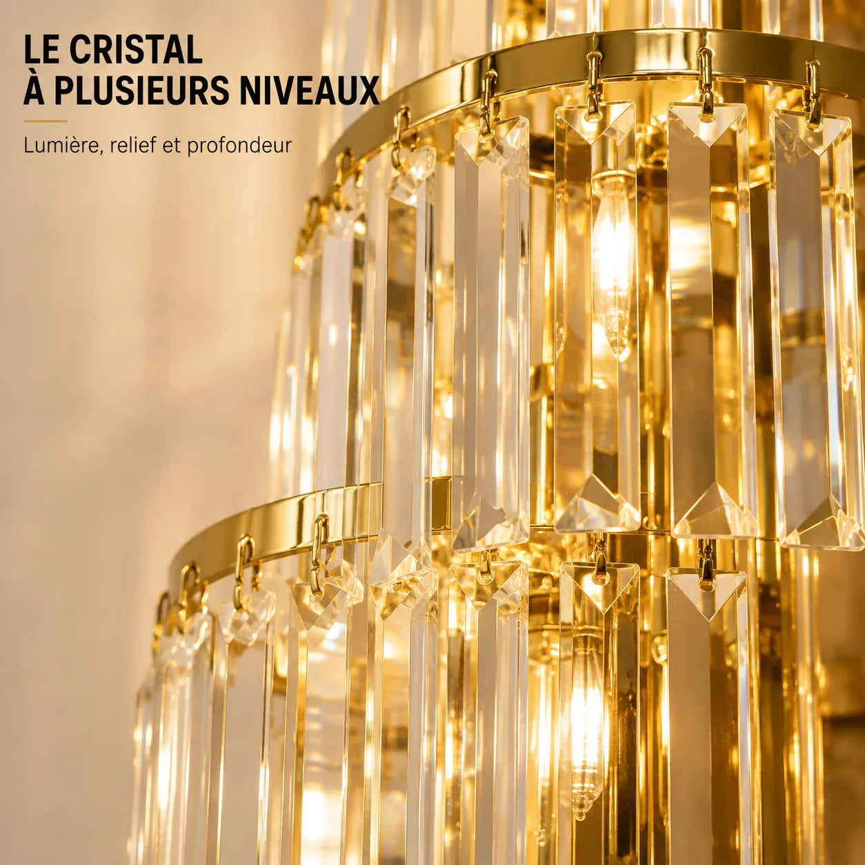 Gros plan sur les différents niveaux de cristal de l'applique murale dorée
