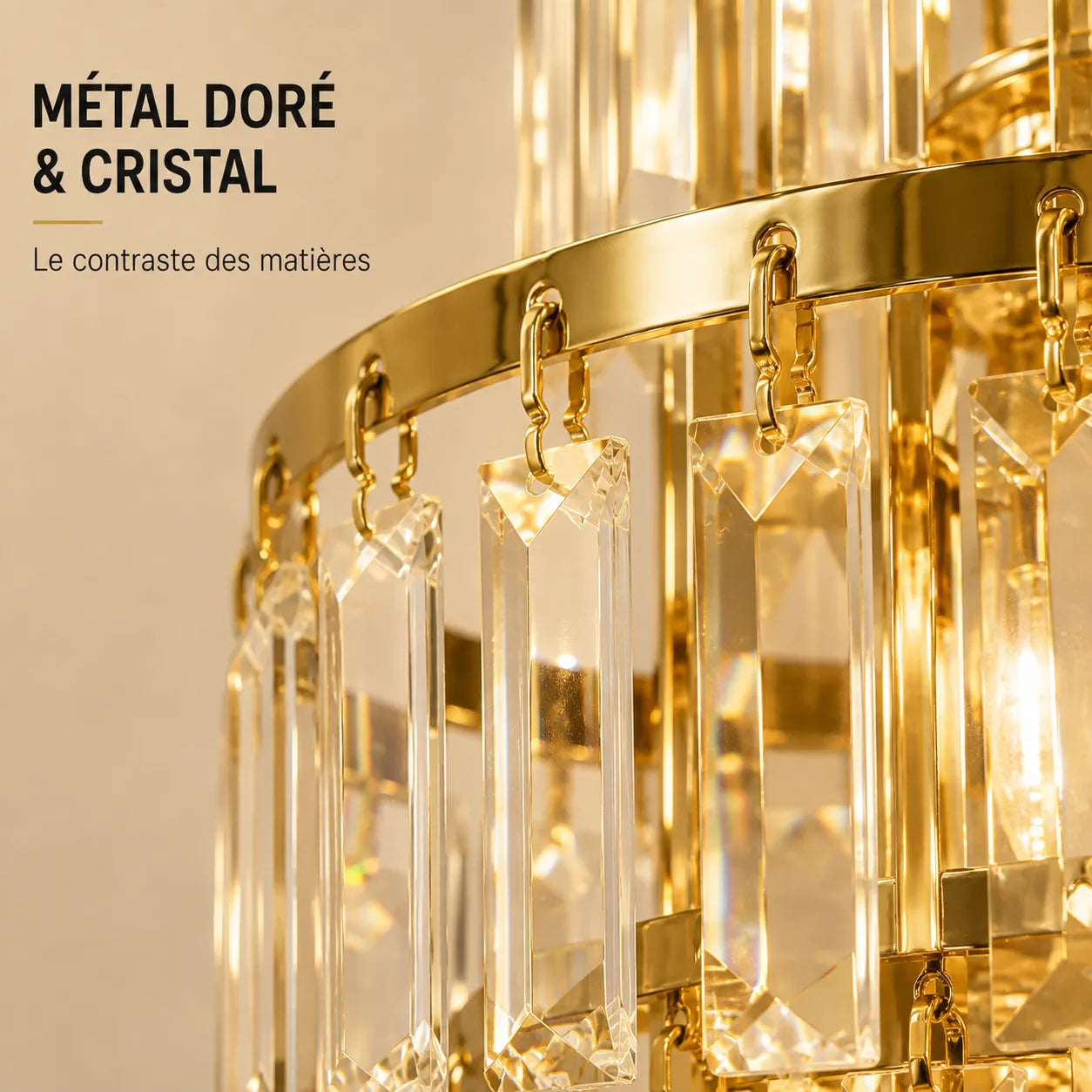 Détail des finitions en métal doré et cristal de l'applique murale
