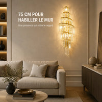 Applique murale dorée en cristal de 75 cm installée dans un salon
