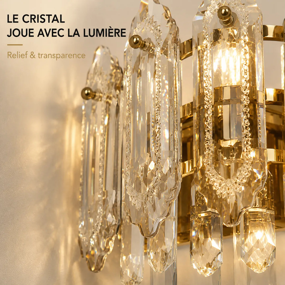 ros plan sur le cristal taillé de l'applique murale dorée
