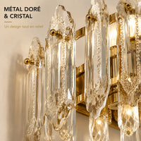 Détail du métal doré et du cristal taillé de l'applique murale

