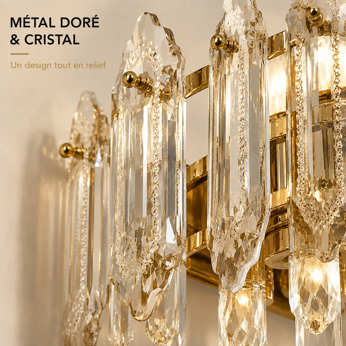Détail du métal doré et du cristal taillé de l'applique murale

