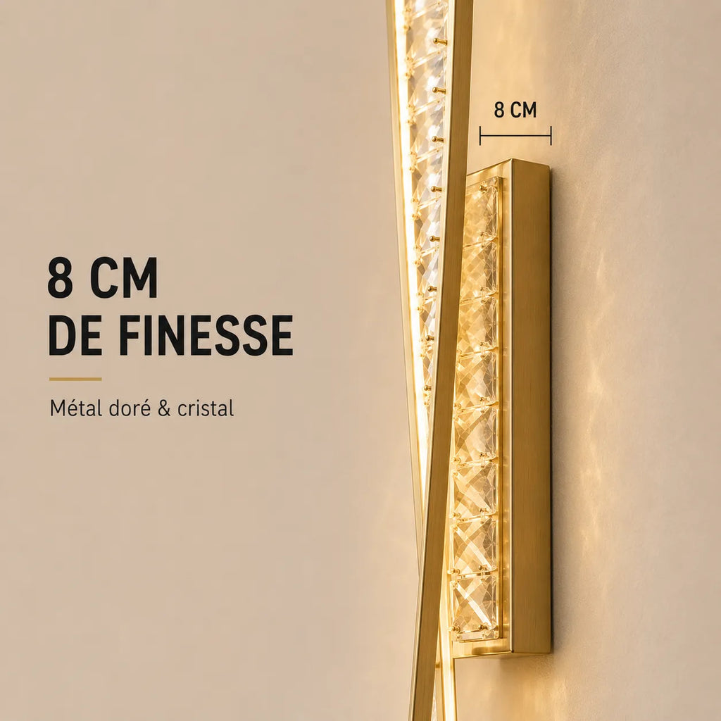 Détail de la structure fine en métal doré et cristal de l'applique LED
