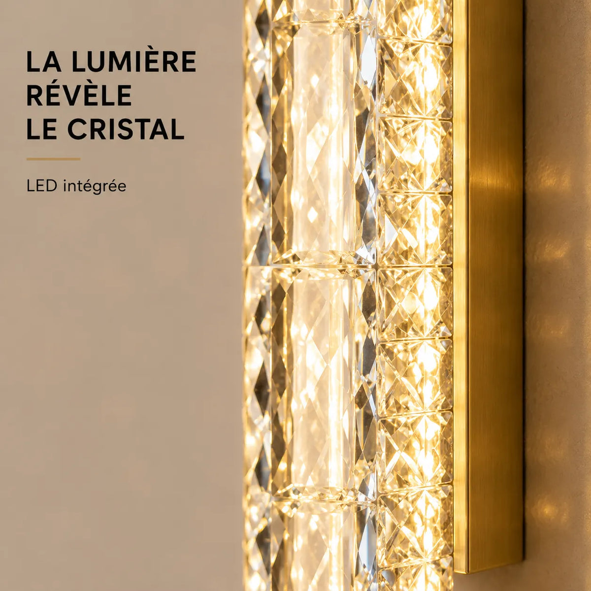 Gros plan sur le cristal éclairé de l'applique murale dorée LED ultra-fine