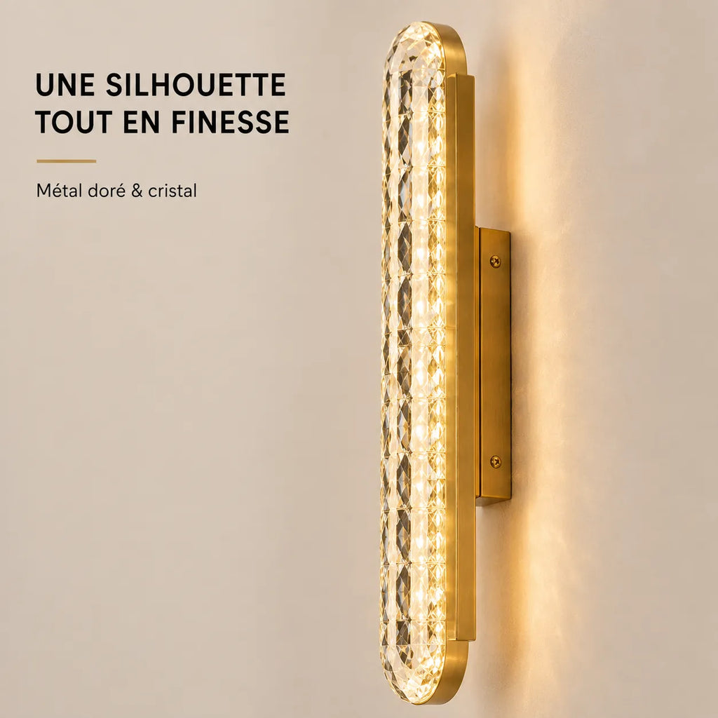 Détail du métal doré et du cristal de l'applique murale LED ultra-fine
