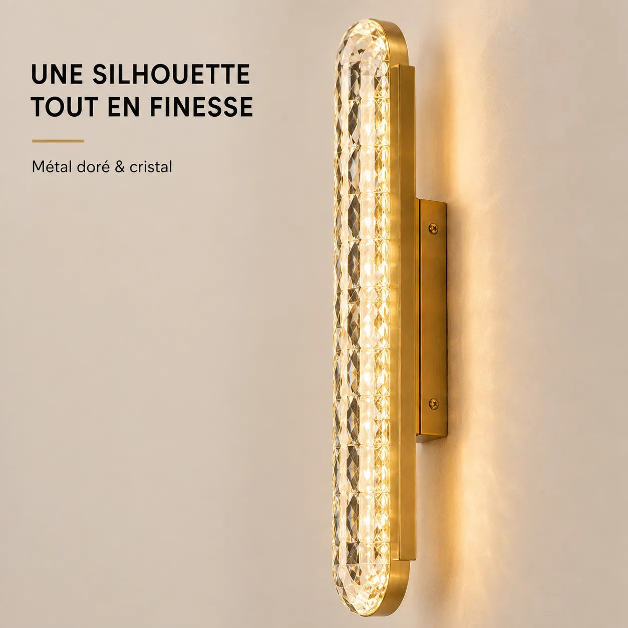 Détail du métal doré et du cristal de l'applique murale LED ultra-fine

