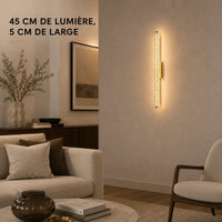 Applique murale dorée LED ultra-fine en cristal dans un salon