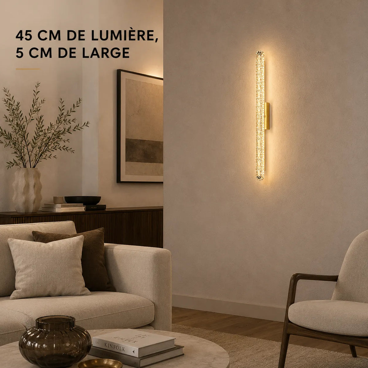 Applique murale dorée LED ultra-fine en cristal dans un salon