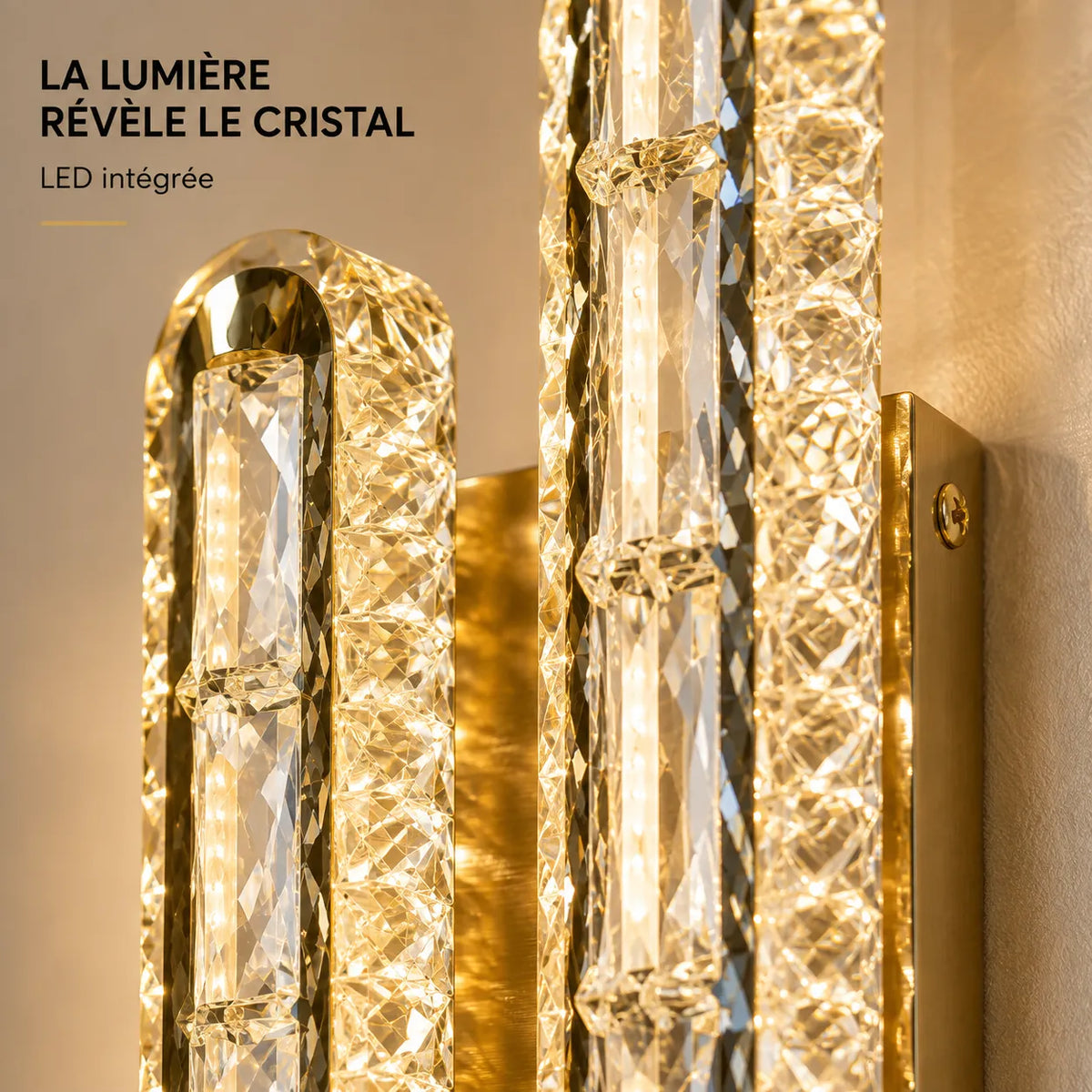 Gros plan sur le cristal éclairé de l'applique murale dorée LED double
