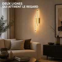 Applique murale dorée LED double en cristal installée dans un salon
