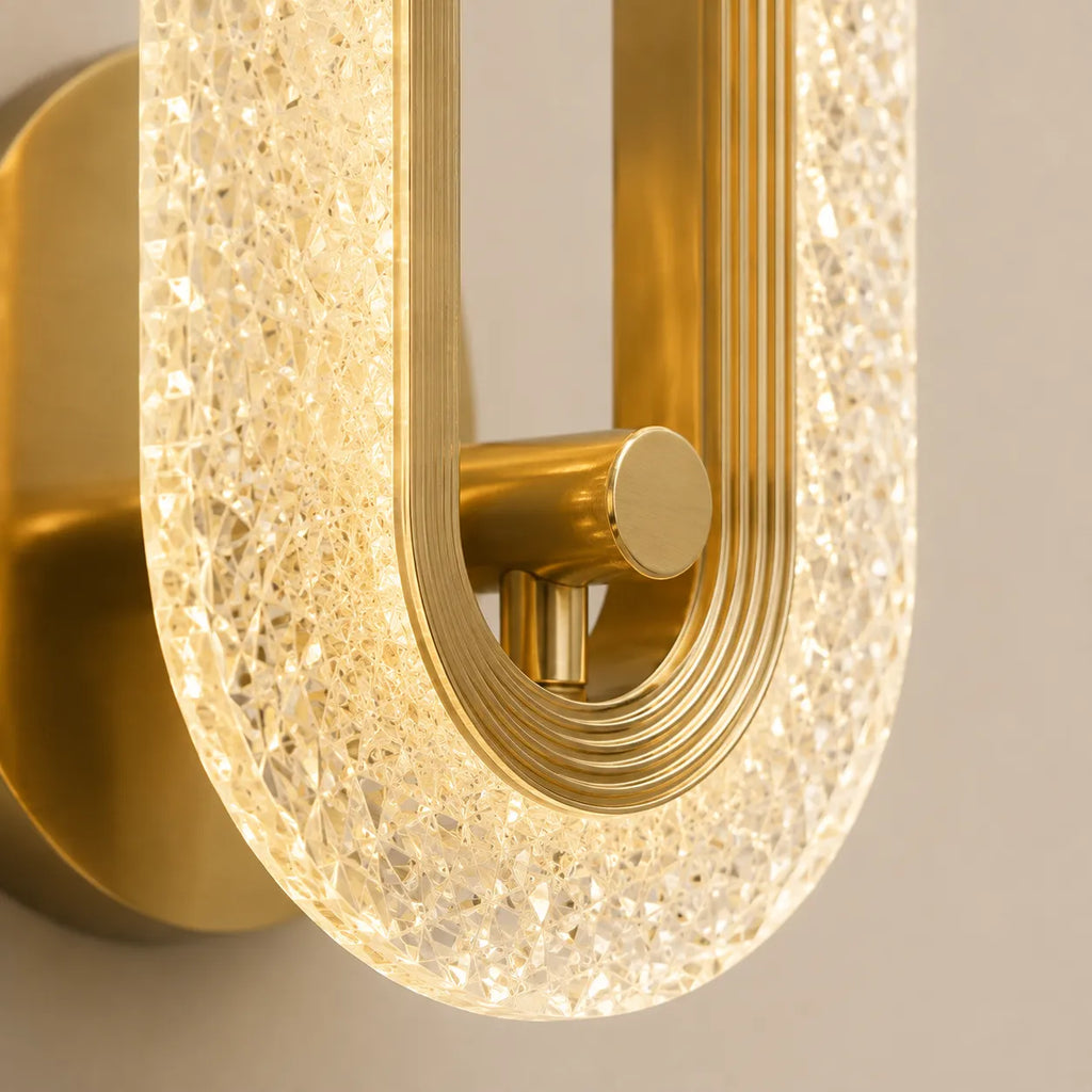 Détail du métal doré et de l'acrylique de l'applique murale LED ovale
