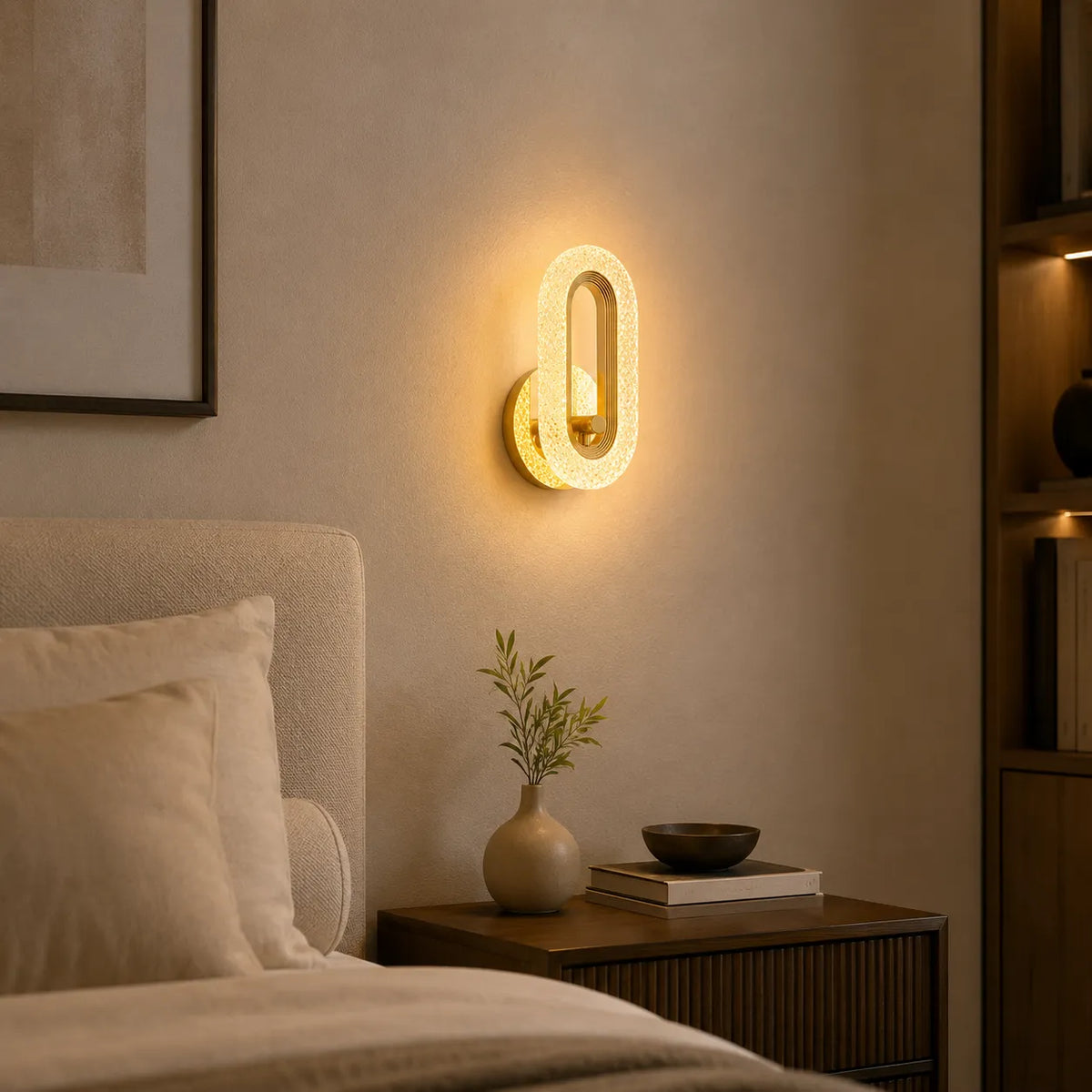 Applique murale dorée LED ovale installée dans un intérieur contemporain
