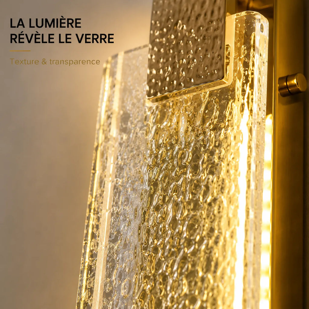 Gros plan sur le verre texturé de l'applique murale dorée LED
