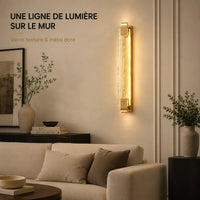 Applique murale dorée LED en verre texturé installée dans un salon
