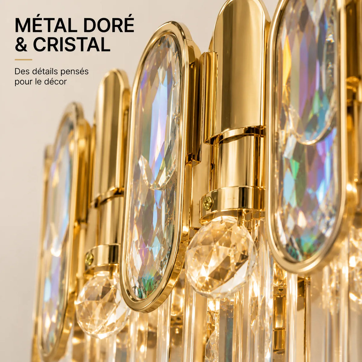 Détail du métal doré et du cristal de l'applique murale
