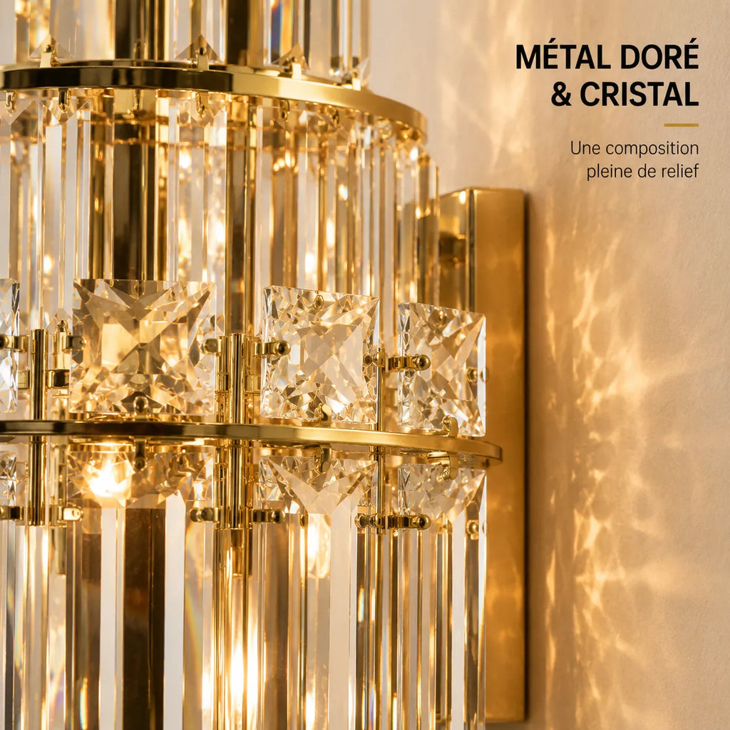 Détail de la structure en métal doré et des éléments en cristal

