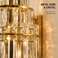 Détail de la structure en métal doré et des éléments en cristal
