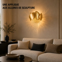 Applique murale dorée sculpturale installée dans un salon contemporain
