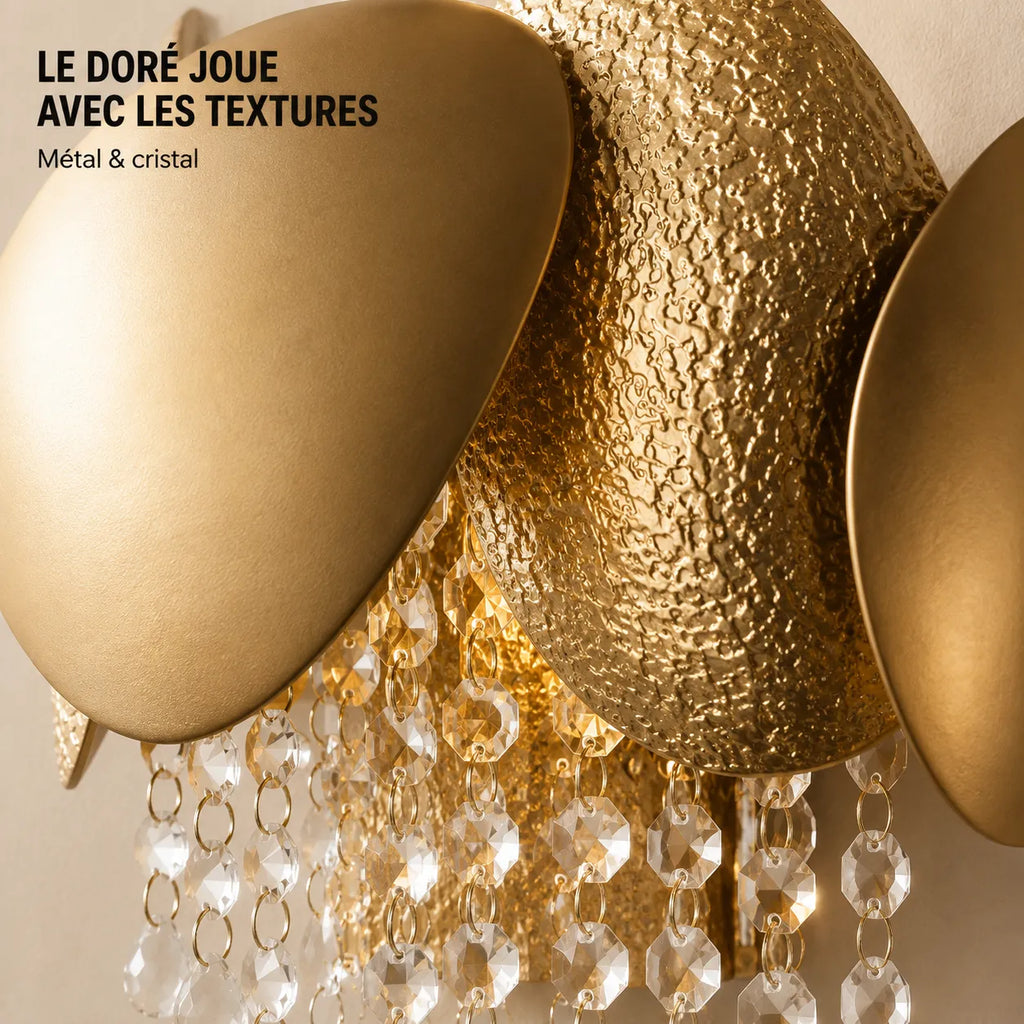 Gros plan sur les textures en métal doré et cristal de l'applique murale
