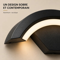 Détail de l'applique murale extérieure en aluminium et acrylique