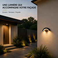 Applique murale extérieure LED demi-lune installée sur une façade