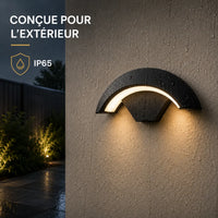 Applique murale extérieure LED noire IP65 installée en extérieur