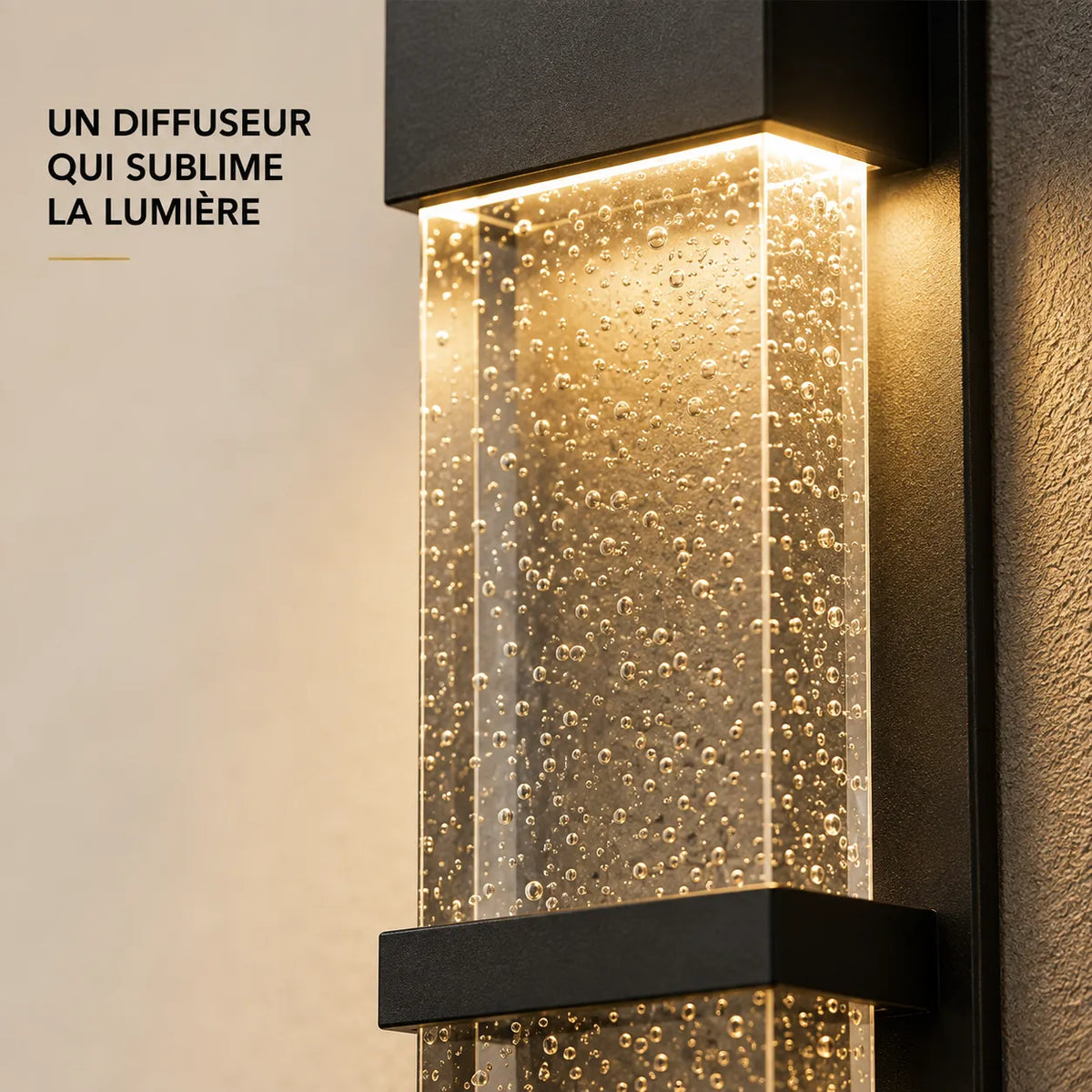 Gros plan sur le diffuseur transparent de l'applique murale extérieure LED

