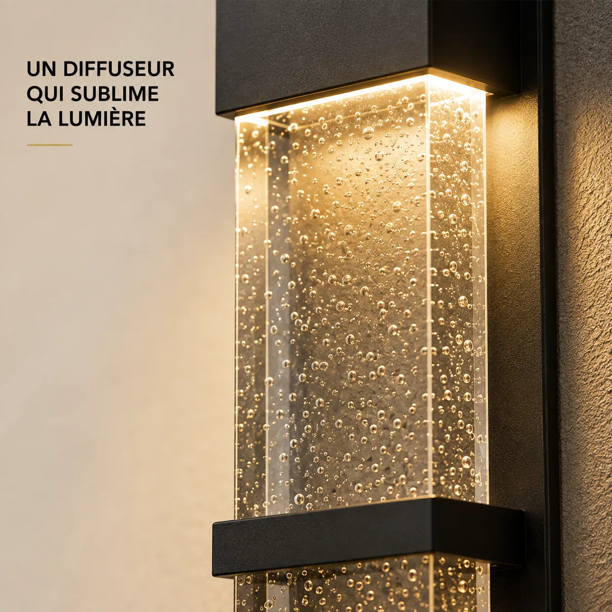 Gros plan sur le diffuseur transparent de l'applique murale extérieure LED

