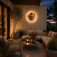 Applique murale extérieure LED effet lune installée sur une façade contemporaine

