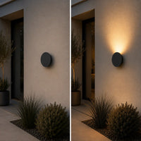 Avant et après installation d'une applique murale extérieure LED ronde noire
